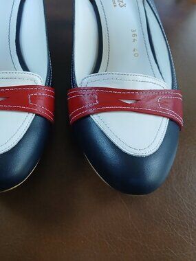 Patriotic colors of red, white and blue in a great ladies' pump.